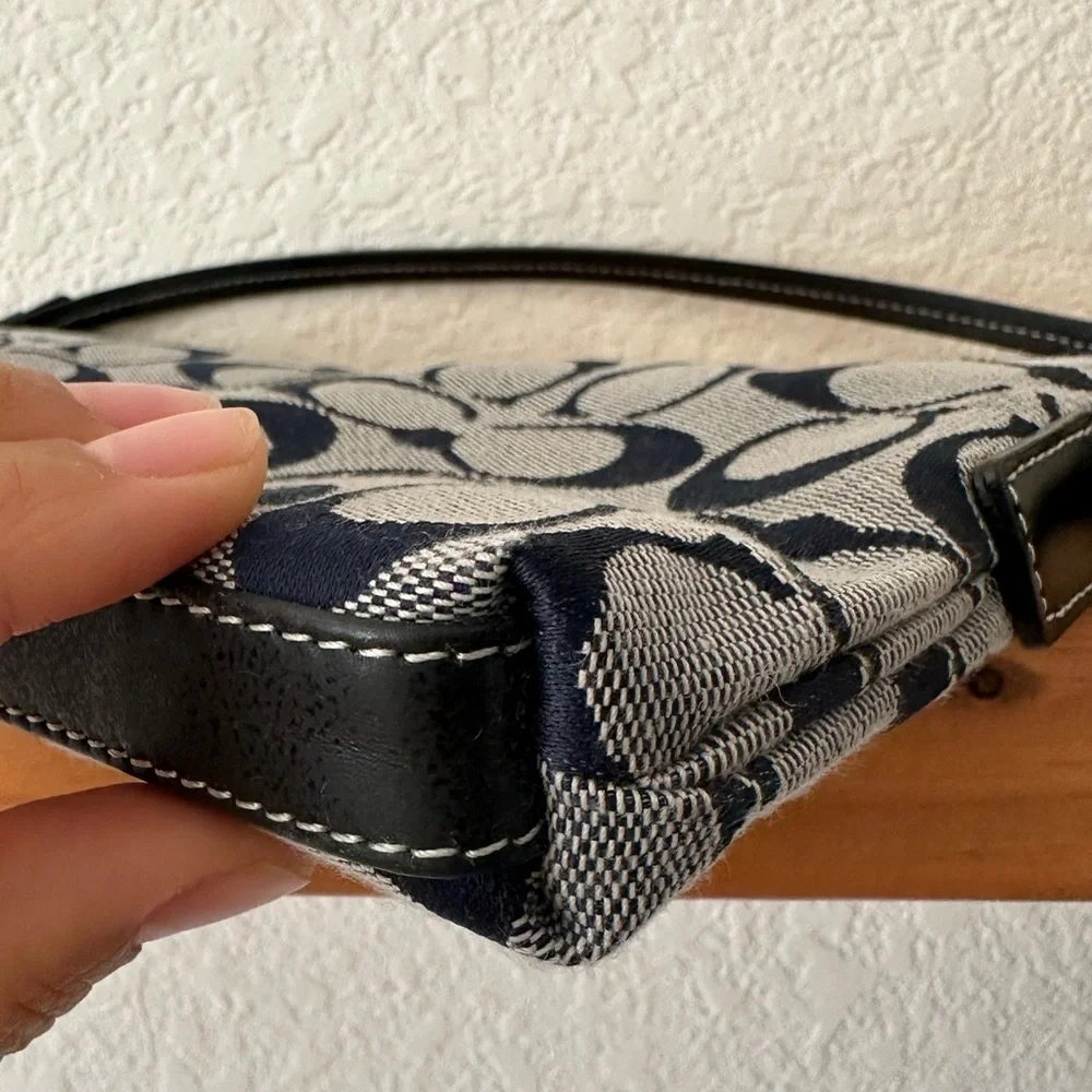 Vintage Coach Signature Sufflette Hand Bag in Navy and Black Leather - Picture 7 of 11